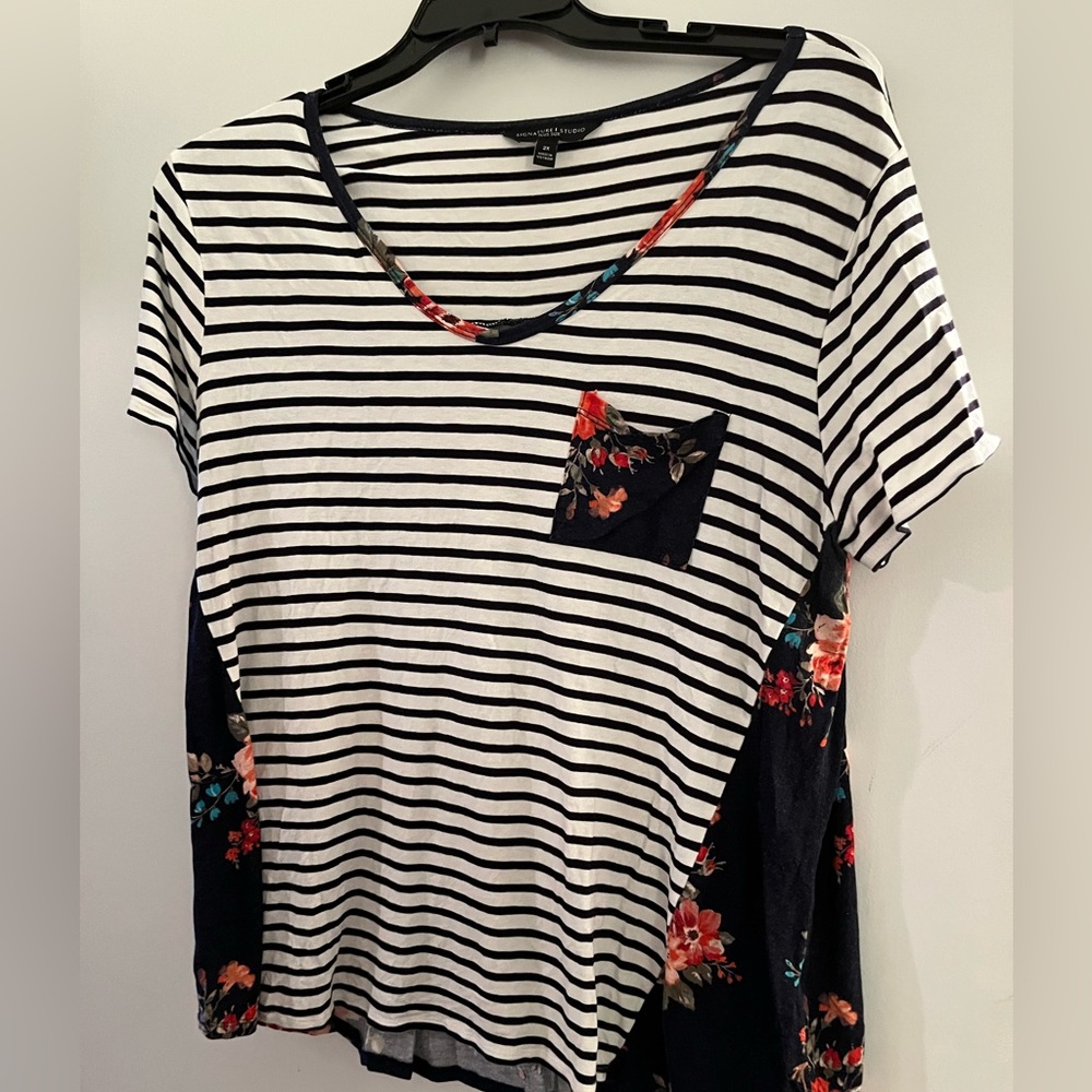 2x short sleeve top navy blue and white stripes / flowers all on back